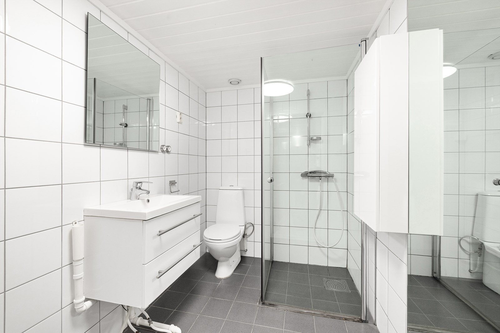 Bad/vaskerommet i underetasjen ble renovert i 2011 og fremstår som et lyst og funksjonelt rom med fliser på både gulv og vegger Galleribilde