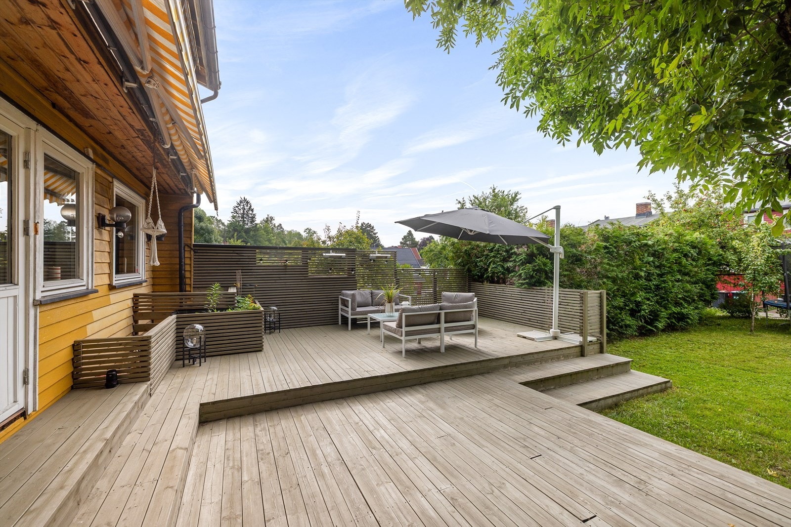 Her er det rikelig plass til både utemøbler og grill Galleribilde