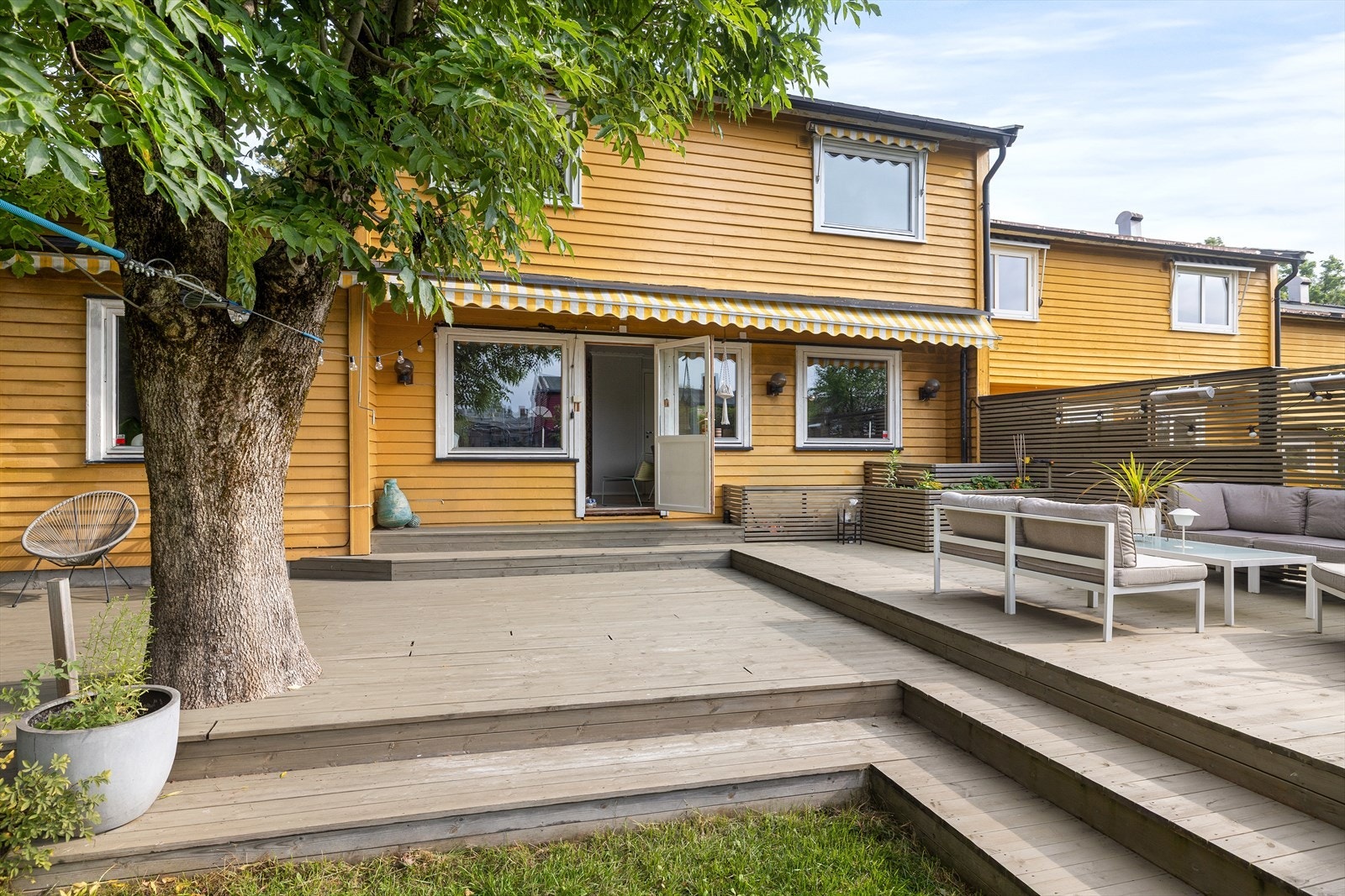 Fra stuen er det utgang til en solrik terrasse på hele 66 kvm Galleribilde