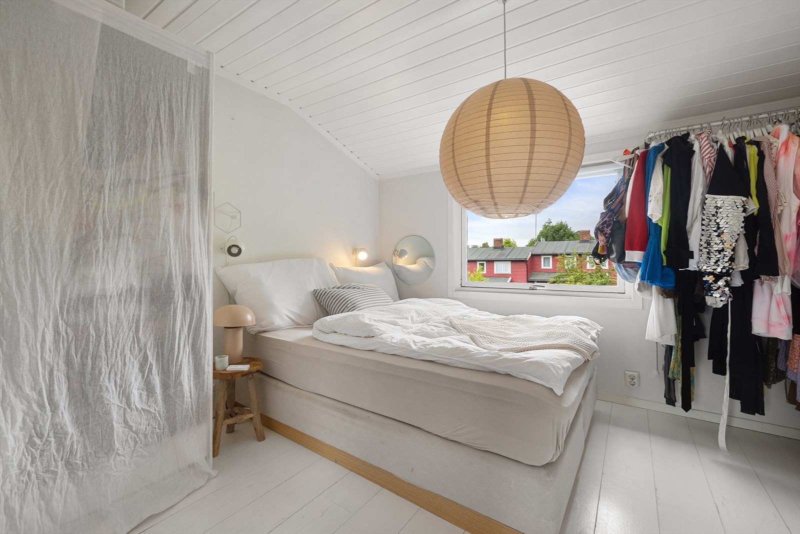 I andre etasje finner du tre gode soverom, alle malt i delikate og lune farger Galleribilde