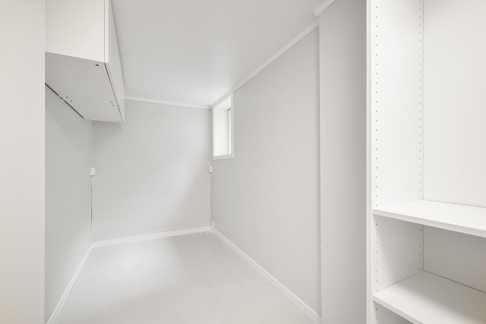 Romslig soverom med plass til dobbeltseng, nattbord og garderobe - et lunt og behagelig rom å trekke seg tilbake til Galleribilde