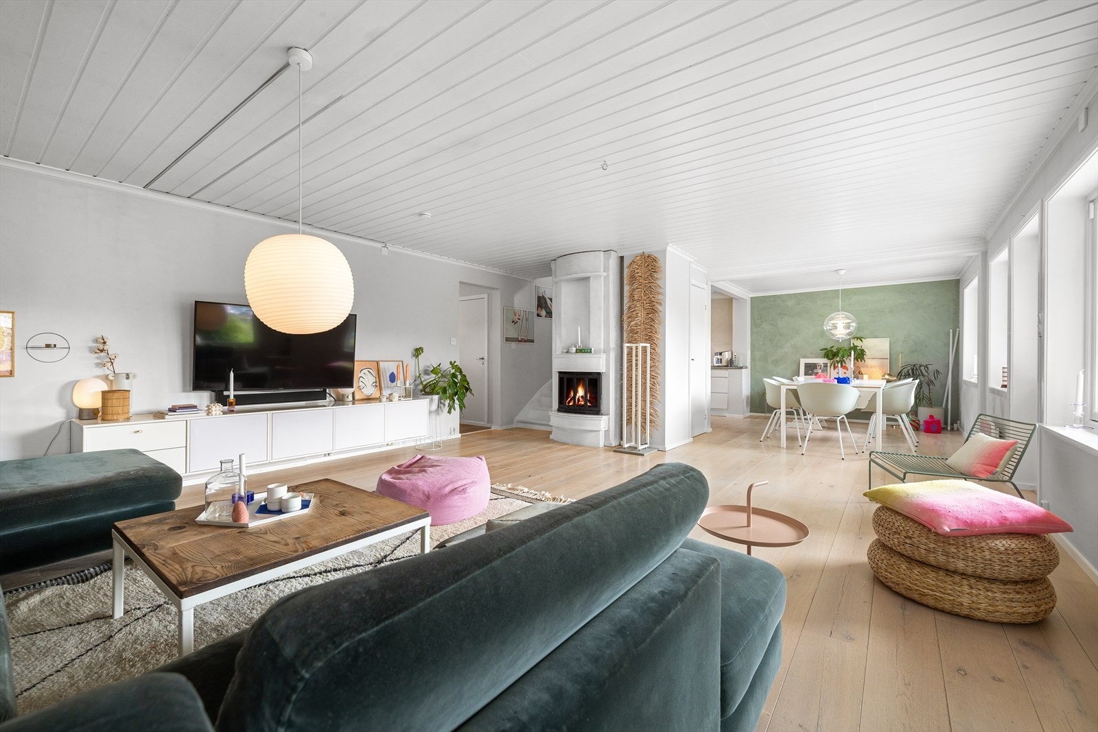 Det er naturlig soneinndeling som gir plass til både sofagruppe, TV-benk og et stort spisebord Galleribilde