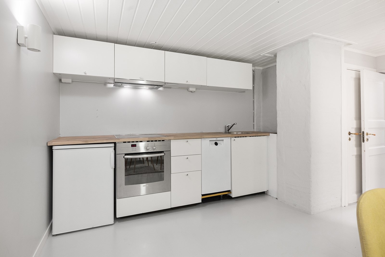 Kjøkkenet er fullt utstyrt med integrerte hvitevarer: komfyr, mikrobølgeovn, induksjonstopp, kjøleskap, fryseskap og avtrekksvifte fra IKEA, samt oppvaskmaskin fra Electrolux Galleribilde