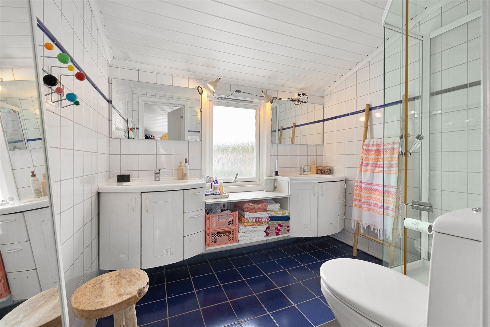 Badet i 2. etasje ble oppført i forbindelse med tilbygget i 2001 og har flislagt gulv med varmekabler som gir en behagelig varme Galleribilde