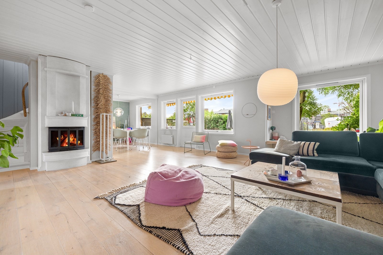 De store vindusflater gir rikelig med naturlig lys Galleribilde