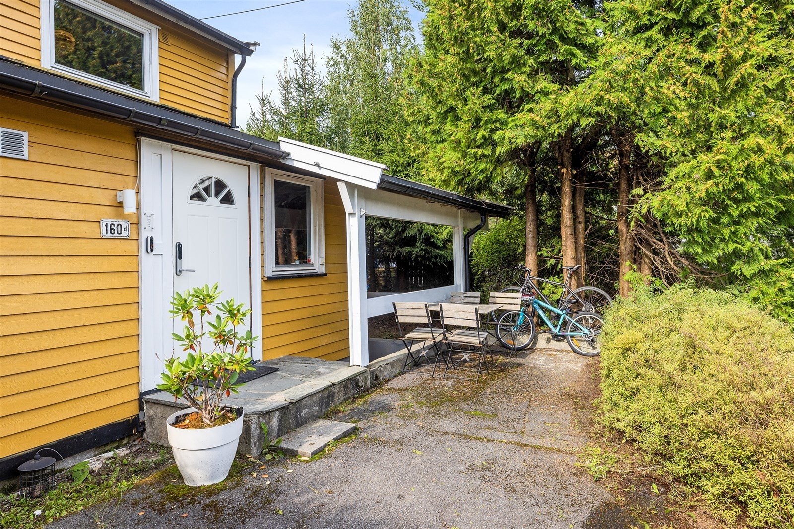 Tomten er flat og opparbeidet med vestvendt hage og terrasse Galleribilde