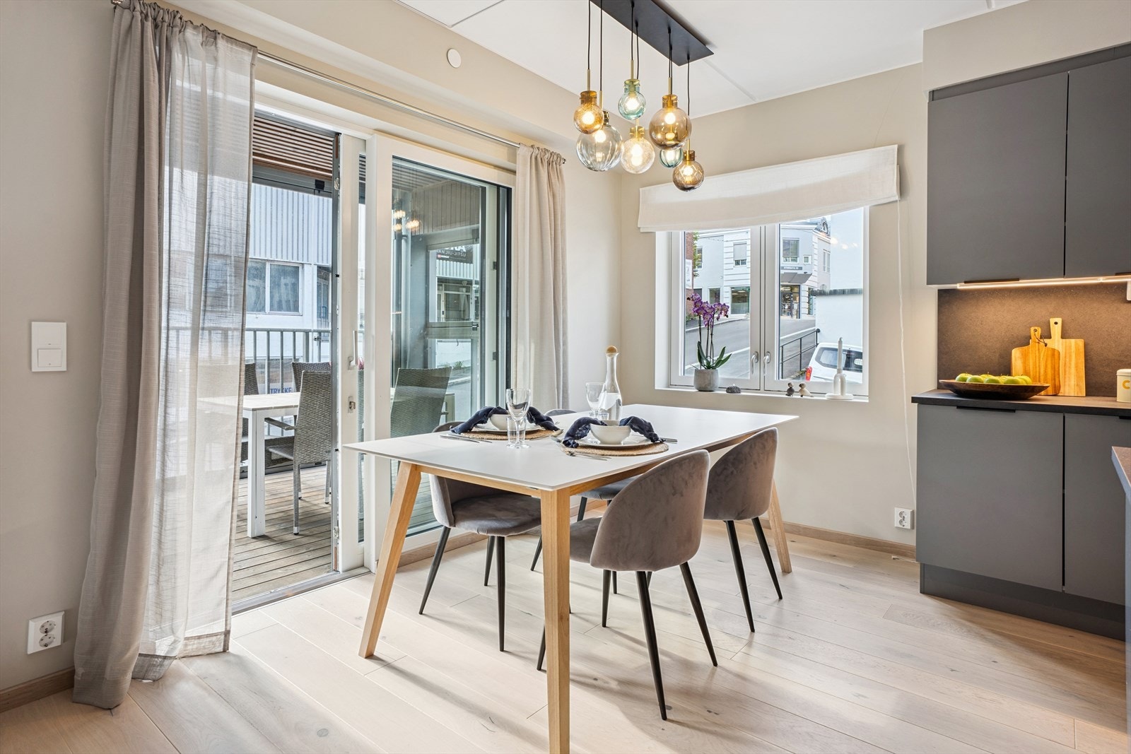 Utgang til en innglasset balkong på ca 8 m² og videre inn til en åpen balkong på ca 8 m². Galleribilde