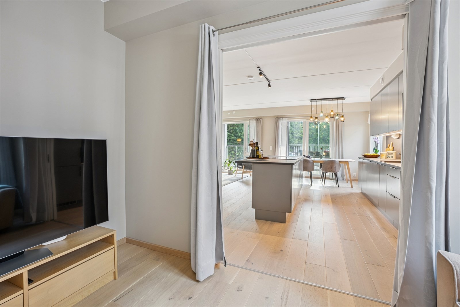 Her ser man hvordan en av stuene kan skilles av, noe som gir fleksible bruksmuligheter. Galleribilde