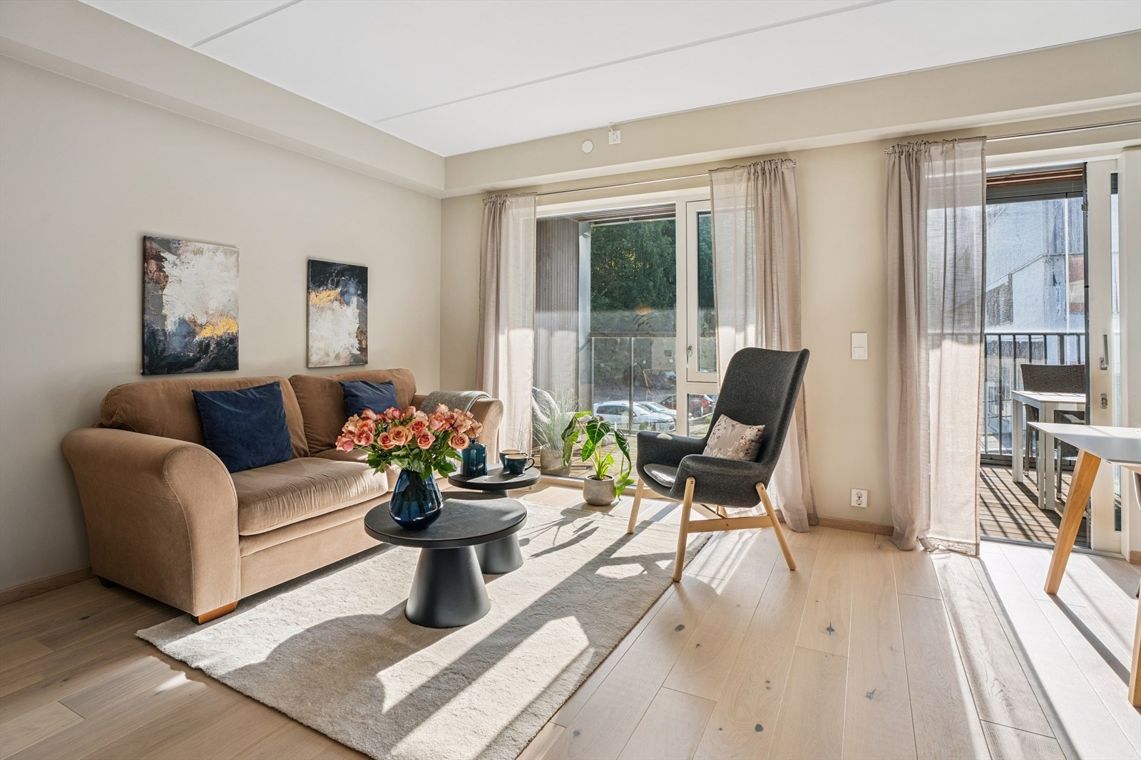 Stuen er i godt størrelse med fine møbleringsmuligheter. Galleribilde