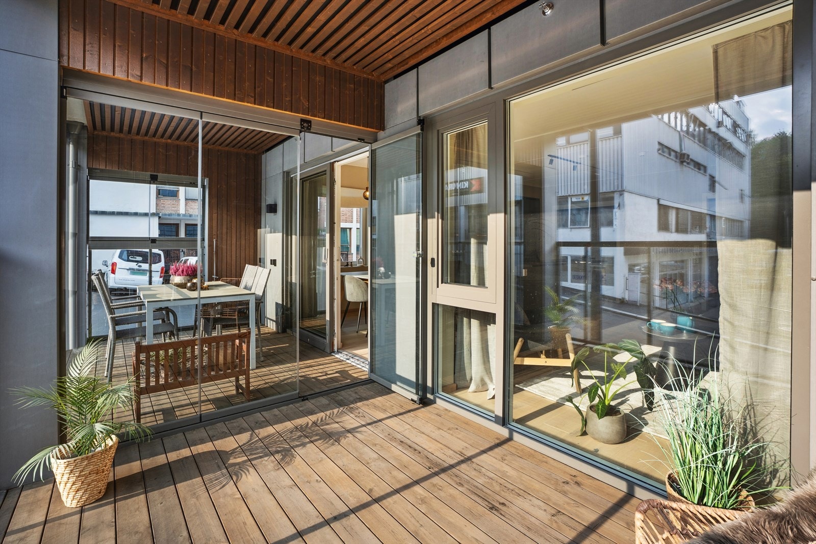 Innglassingen gjør balkongen til en naturlig forlengelse av stuen store deler av året. Galleribilde