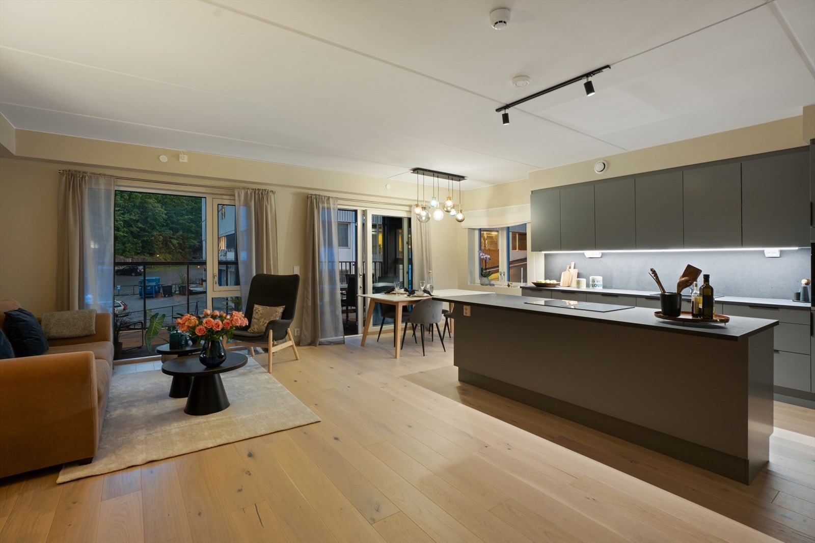 På kveldstid skaper den gjennomtenkte belysningen en lun og behagelig stemning i hele allrommet. Galleribilde