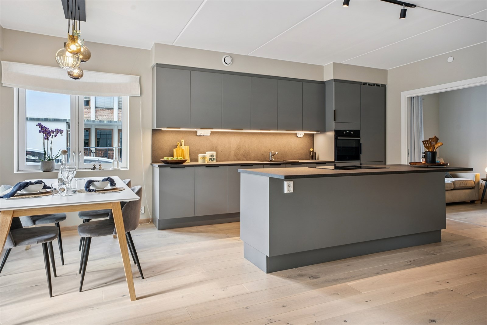 Kjøkkenet er både stilrent og funksjonelt, med glatte fronter og en sosial kjøkkenøy. Galleribilde