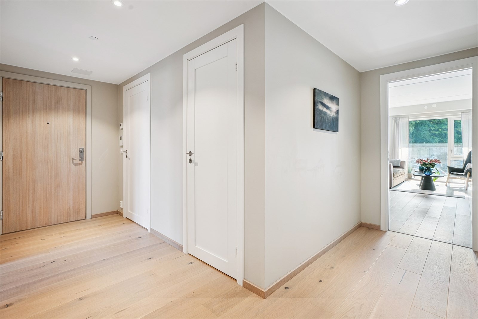 Leiligheten har en innbydende entré med adkomst til gangen som leder videre inn i boligen. Galleribilde