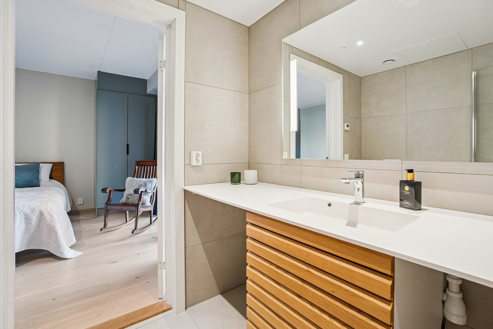 Hovedbadet er elegant utført med delikate fliser og en romslig servantinnredning. Galleribilde