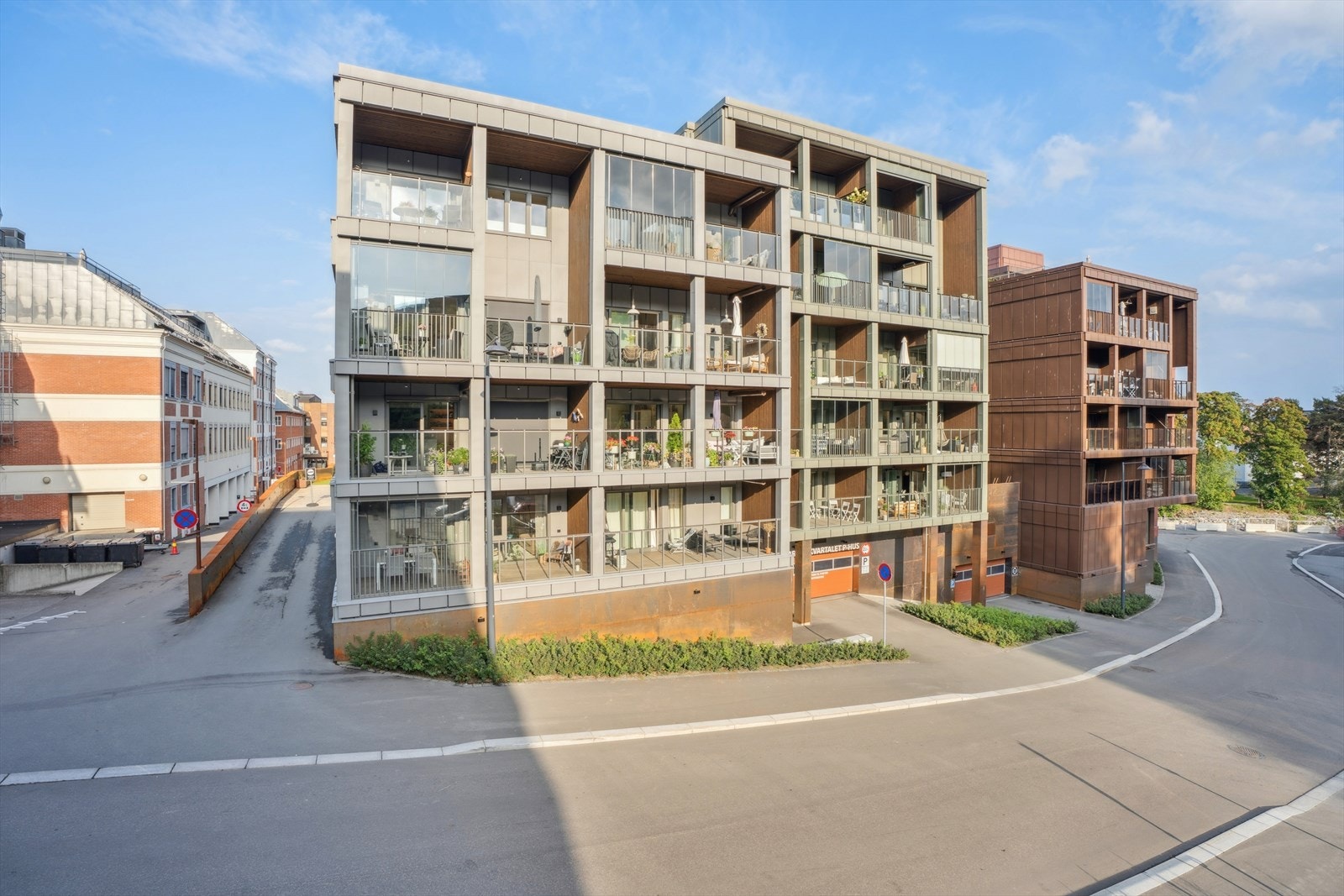 Velkommen til Brenneribakken 10! En flott og tilnærmet ny selveierleilighet fra 2023 med svært sentral beliggenhet i Gjøvik. Galleribilde