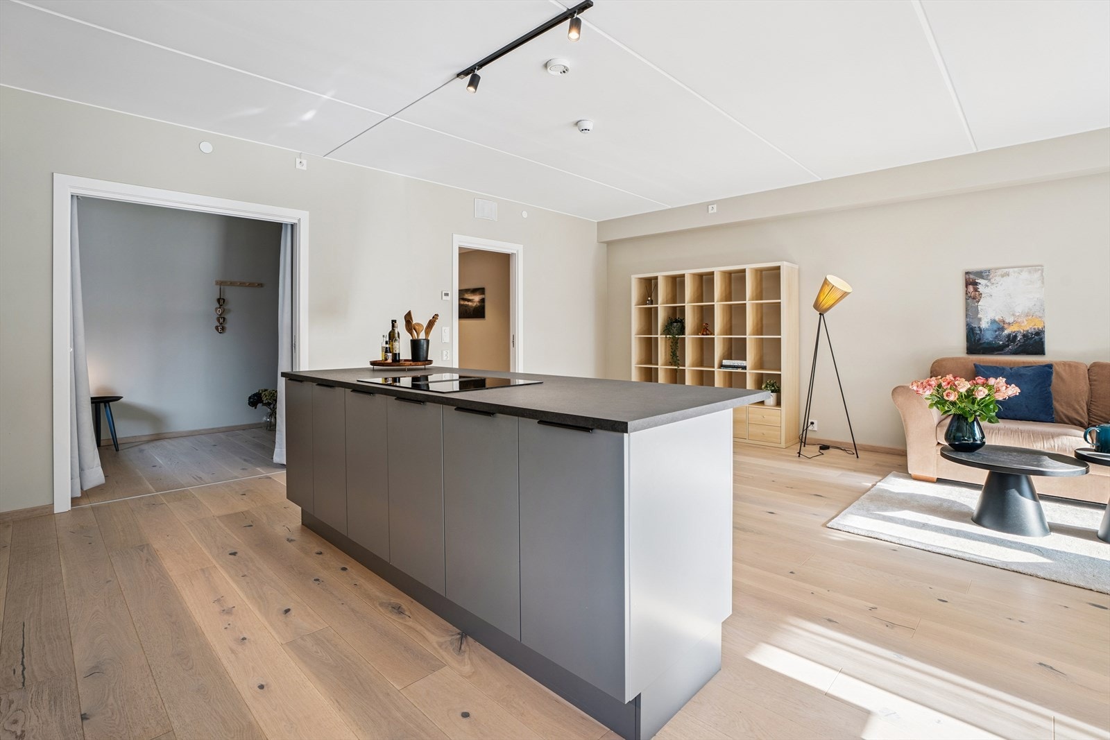 Kjøkkenet har godt med arbeidsflater og godt med skapplass. Galleribilde