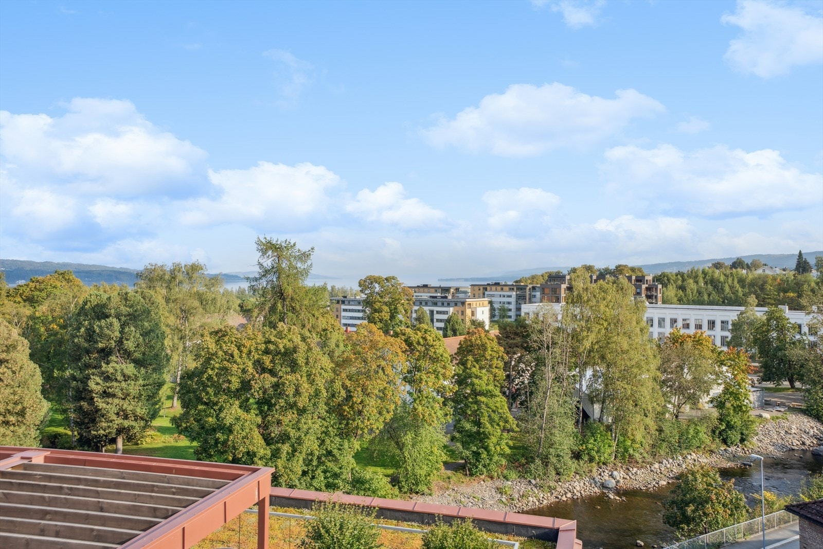 Fra eiendommen har man en fin utsikt over nærområdet og grønne lunger på Gjøvik Gård. Galleribilde
