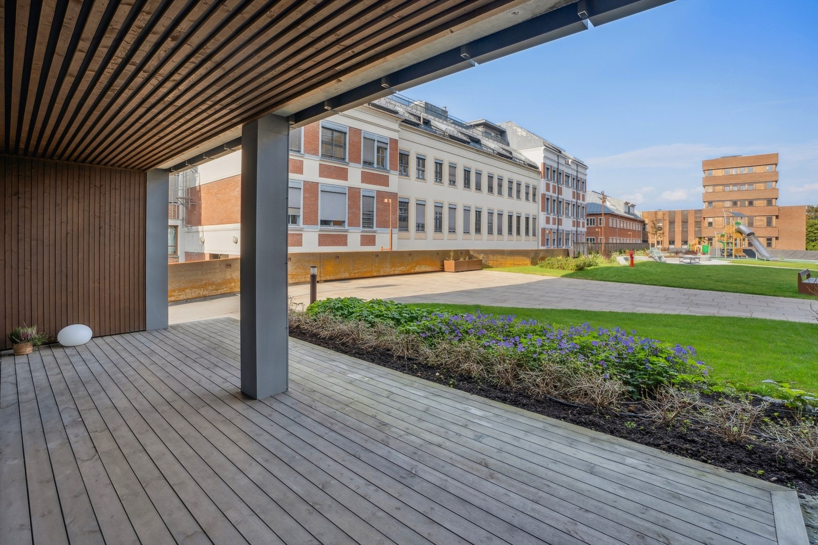 Her ser vi den store terrasseplattingen på nordsiden på ca 27m², med direkte utgang fra det ene soverommet. Galleribilde