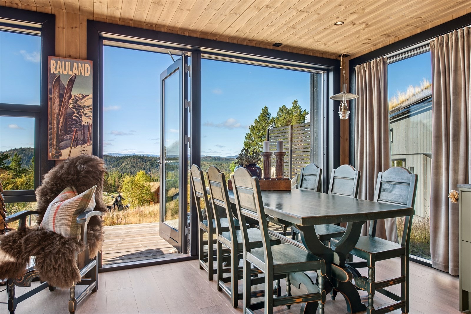 Fra stuen er det direkte utgang til en romslig terrasse på hele 28 m² Galleribilde