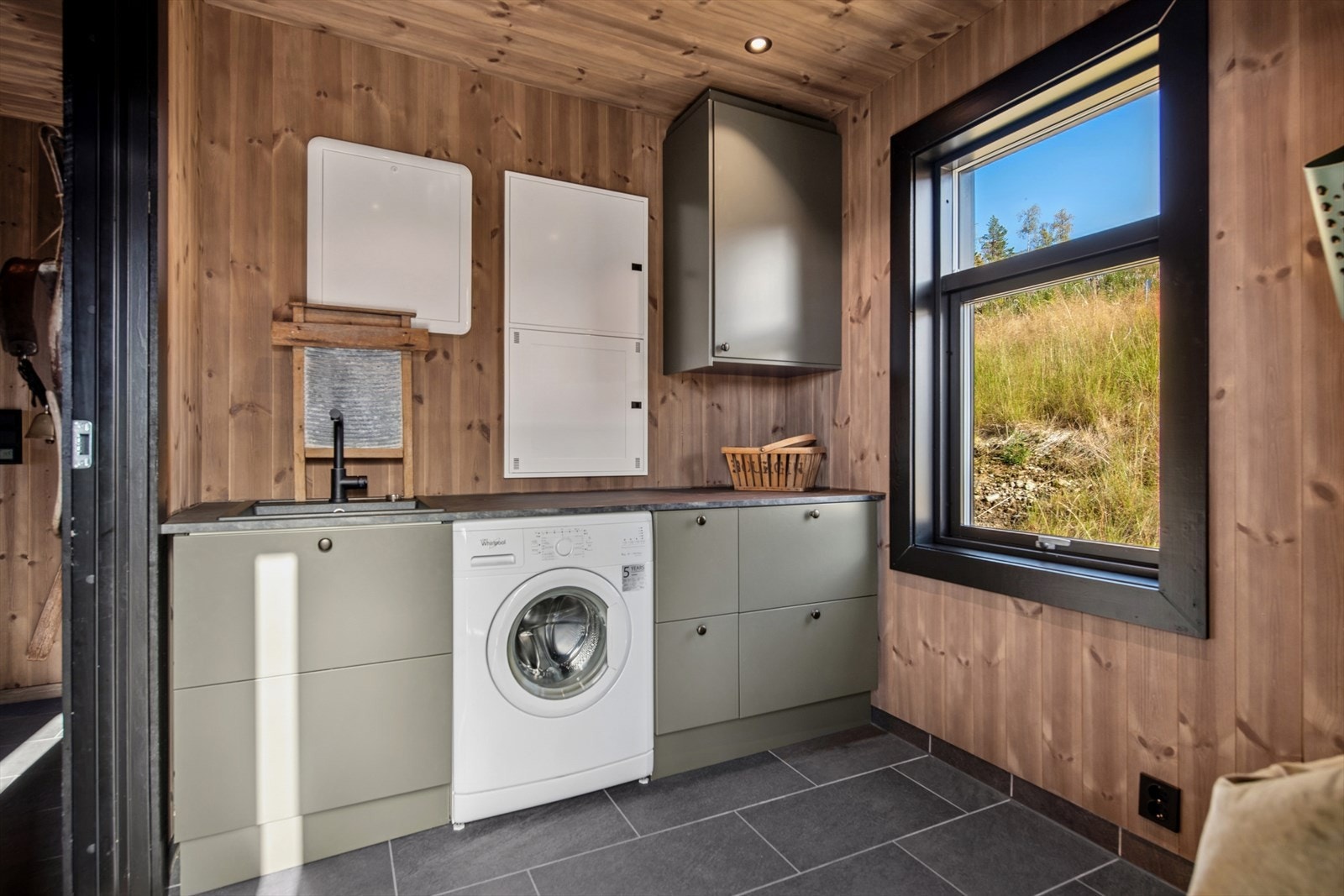 Praktisk vaskerom med egen inngangsdør! Galleribilde
