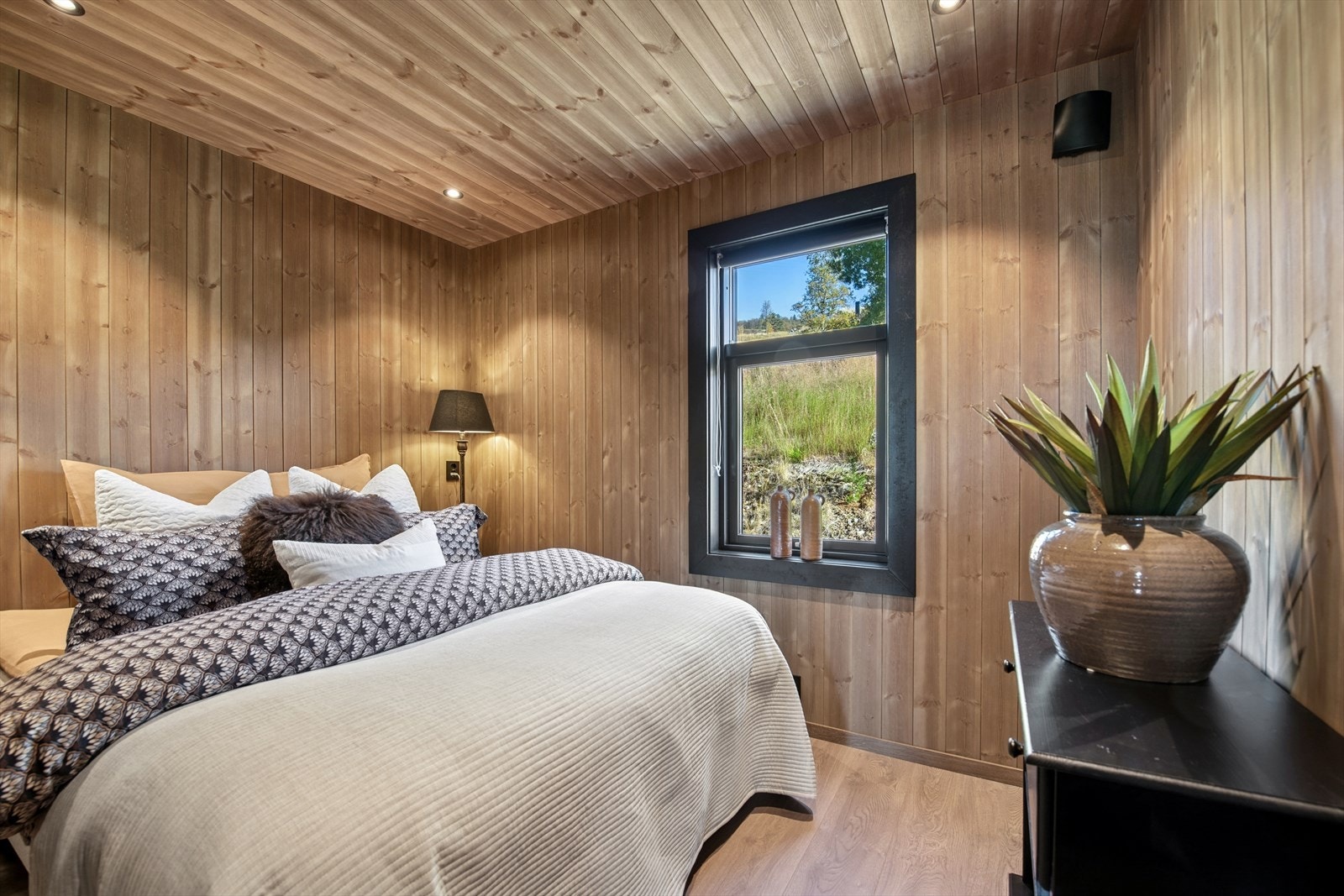 Boligen har fire lyse og innbydende soverom, alle med godt naturlig lysinnslipp Galleribilde