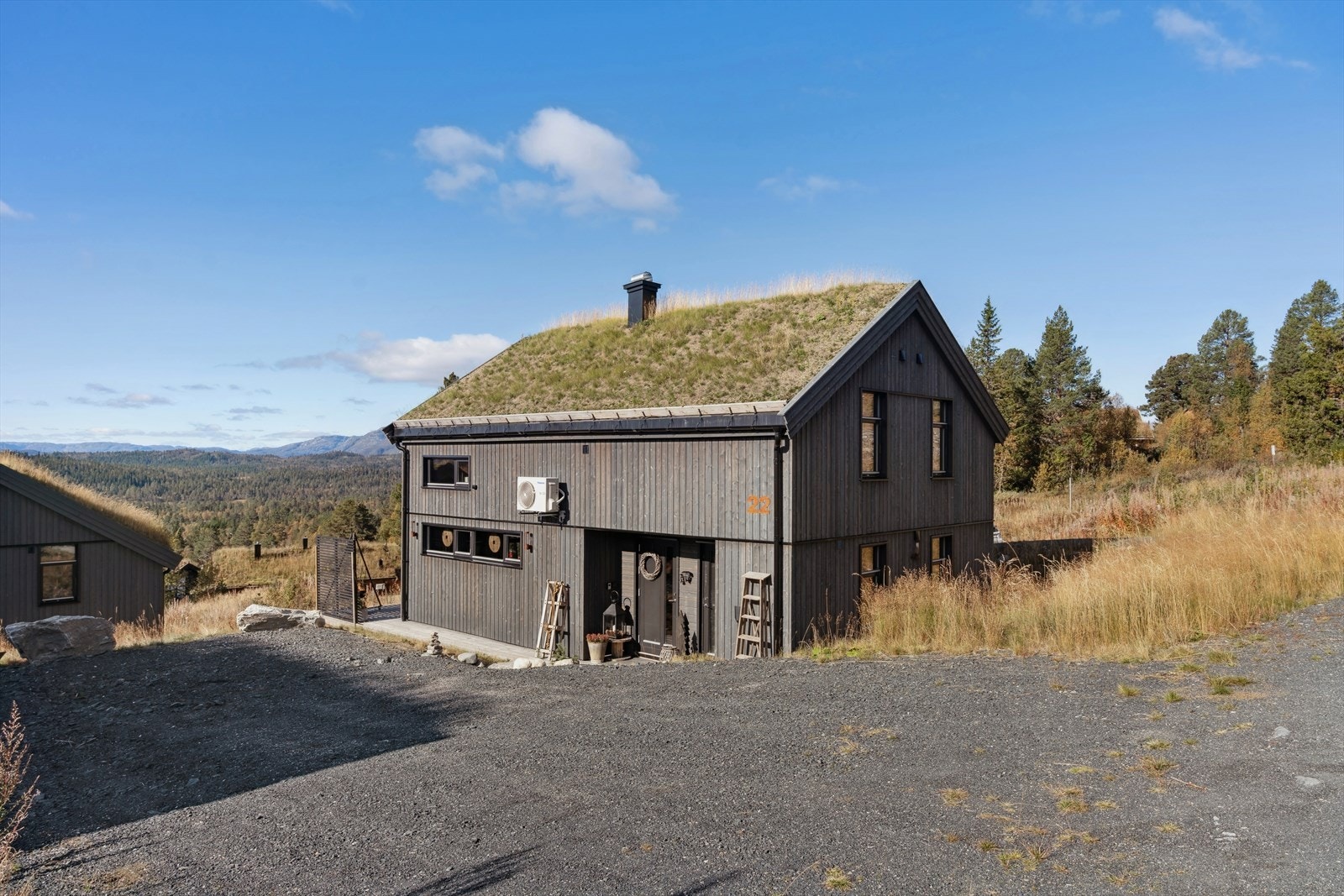 Stor parkering med plass til flere biler. Galleribilde