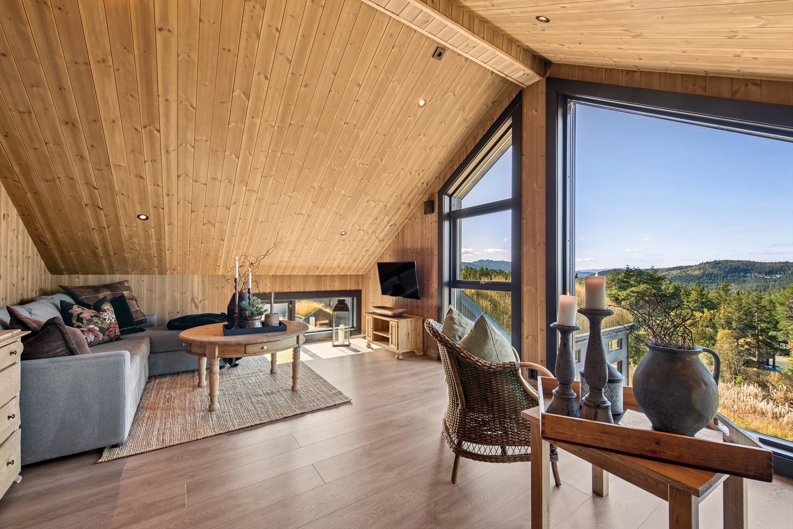 I andre etasje finner du en svært romslig loftsstue med upåklagelig utsikt Galleribilde