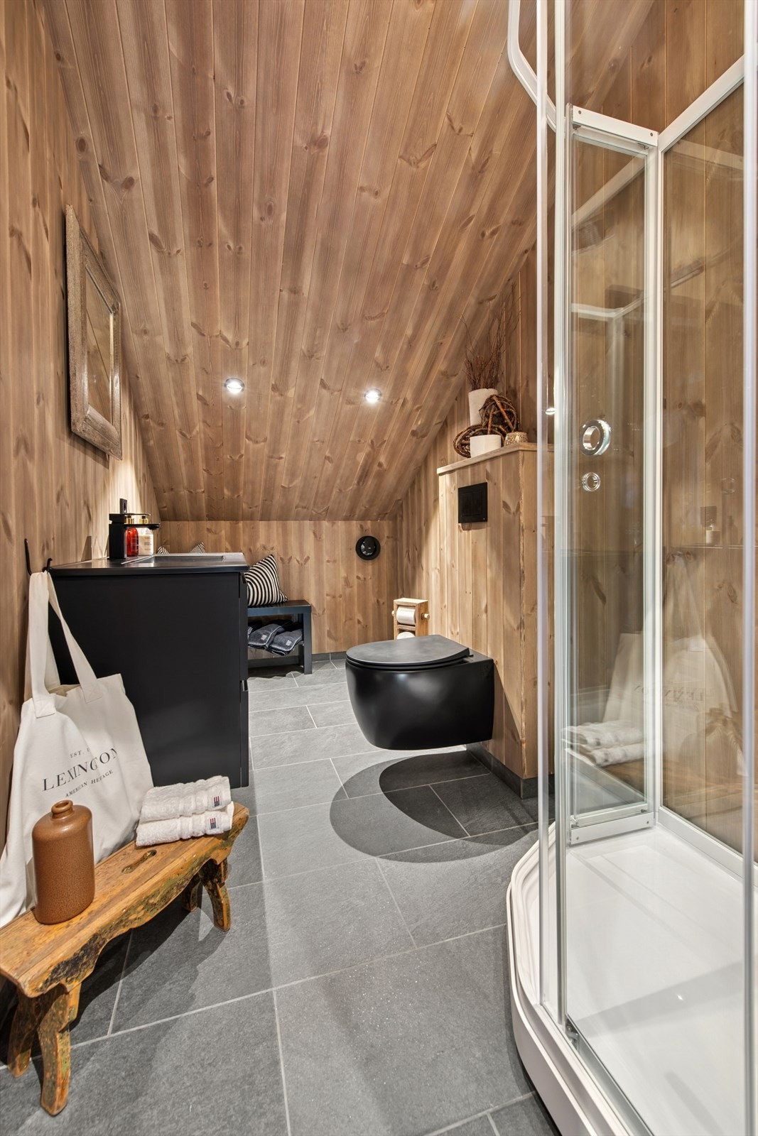 Baderom i 2. etg er av god størrelse og har et moderne preg Galleribilde