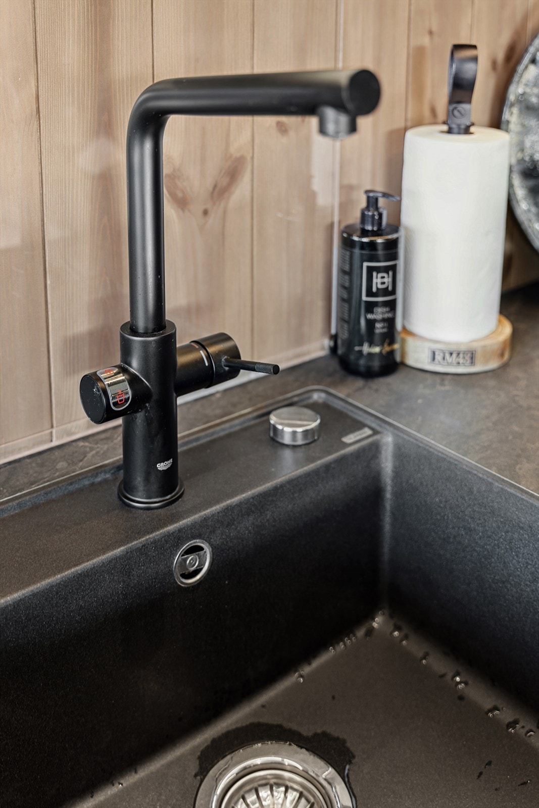 Benkeplate i laminat med nedfelt benkebeslag i kompositt. Moderne kjøkken med cooker - varmt vann rett fra krana! Perfekt for raske tekopper og effektiv matlaging Galleribilde