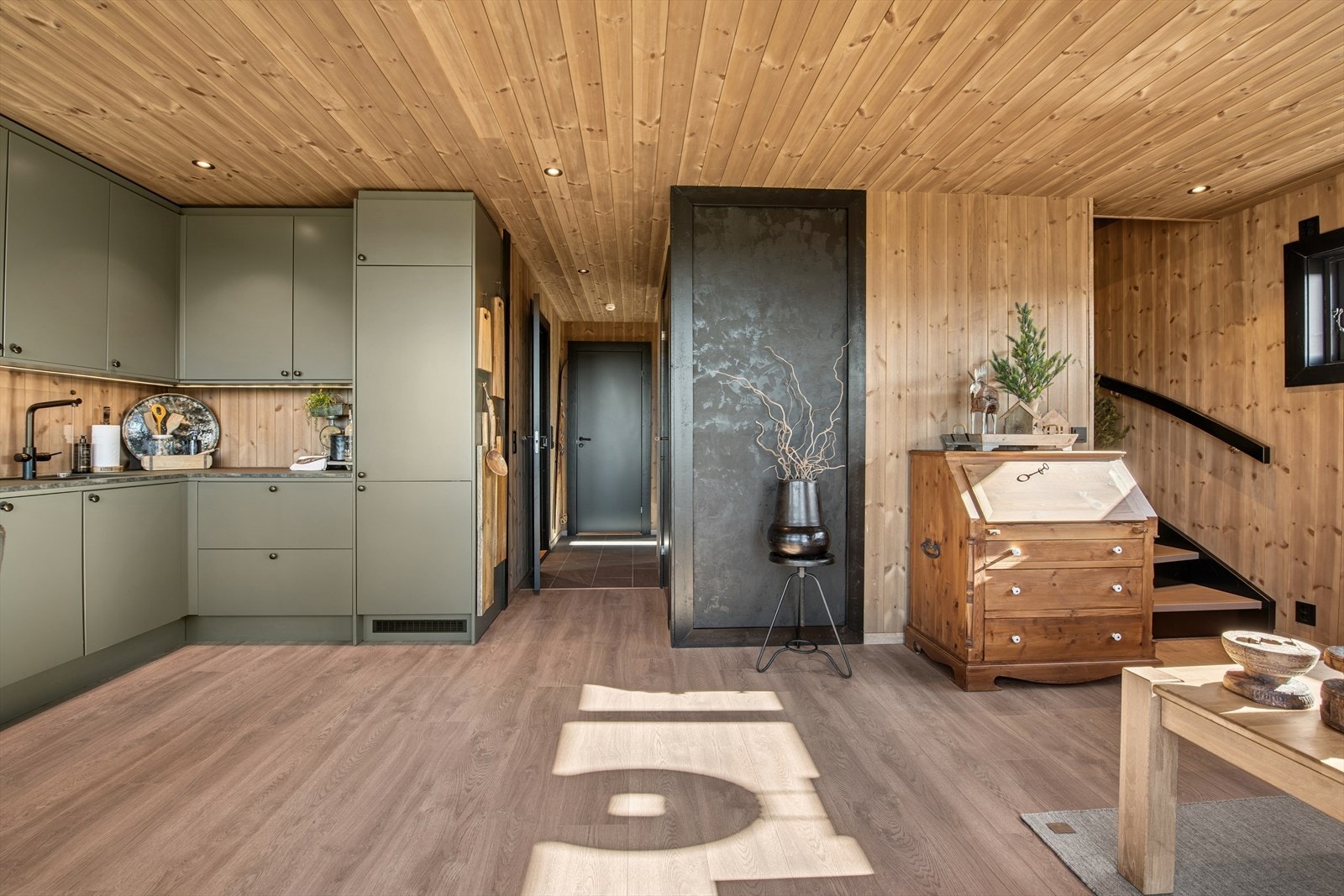 Velkommen inn i en romslig hytte med åpen stue- og kjøkkenløsning Galleribilde