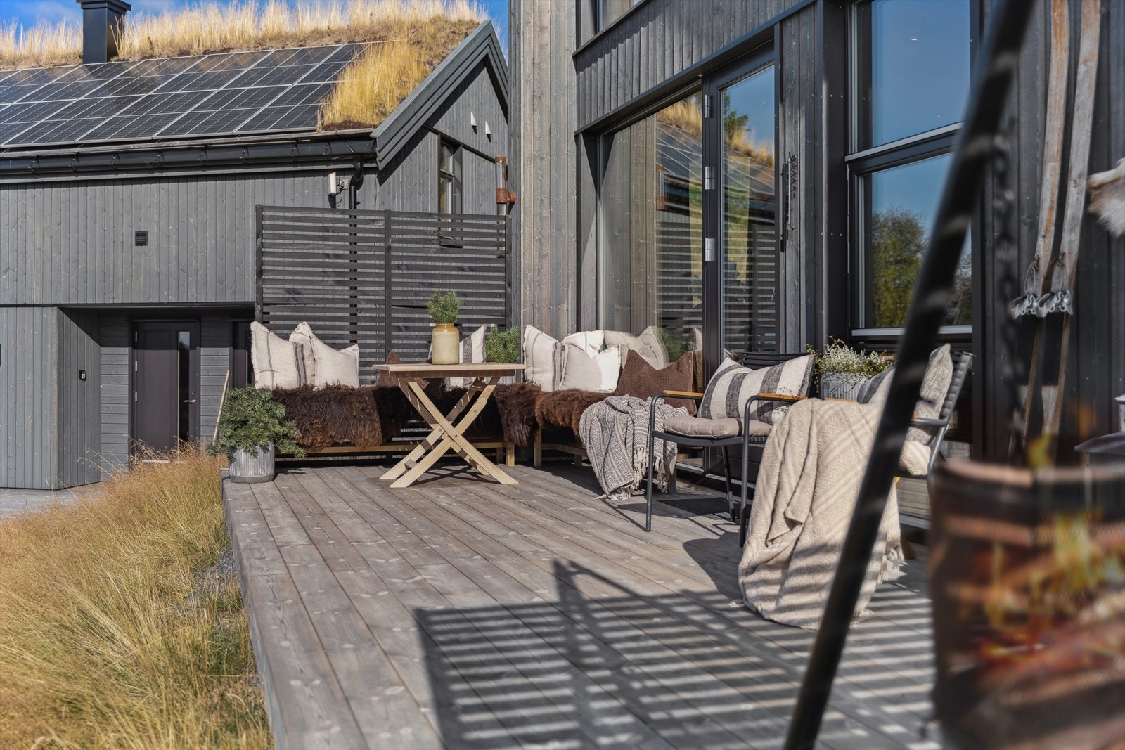 Her ligger alt til rette for å nyte finværsdagene utendørs. Galleribilde