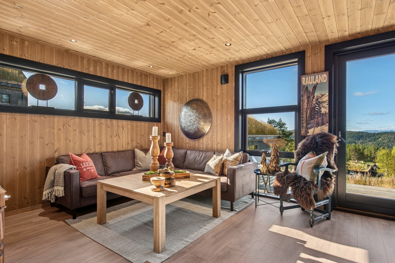 Stuen i første etasje har rikelig med naturlig lys og en åpen, luftig atmosfære Galleribilde