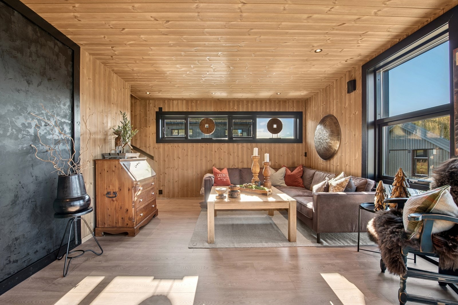 Hytten er oppført med solide trematerialer og har en moderne stil kombinert med den klassiske hyttefølelsen Galleribilde