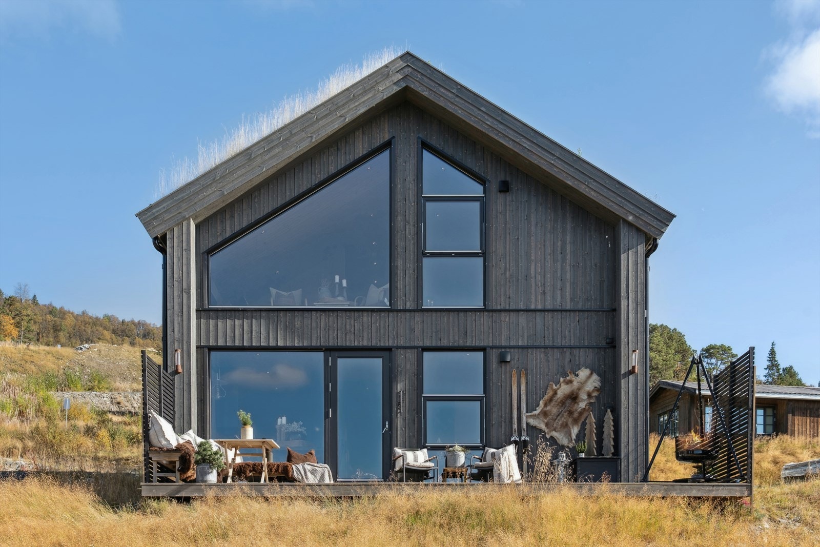 Rugdevegen 22 er en flott fritidsbolig med solrike uteområder, fin utsikt og fellestomt. Galleribilde