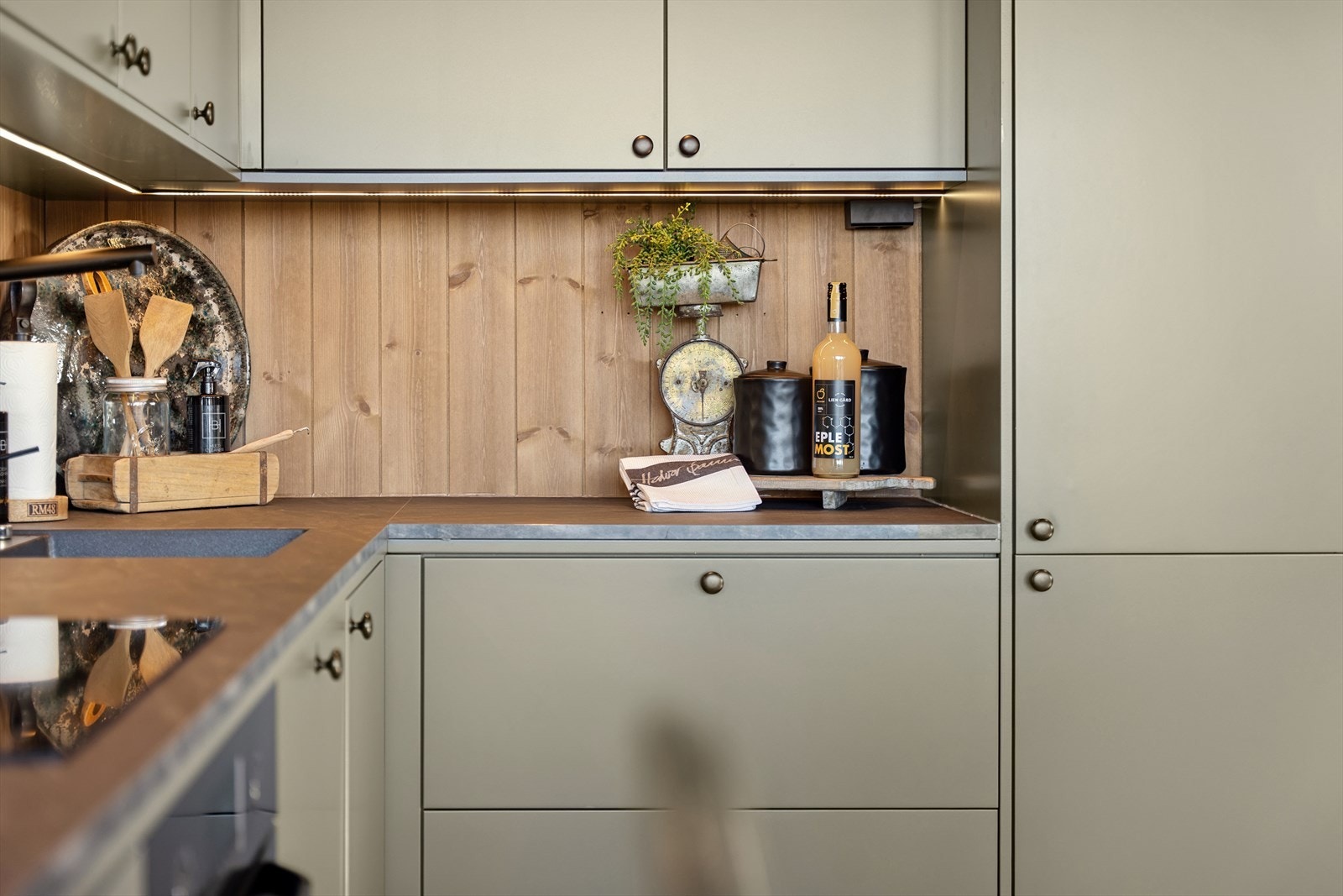 Kjøkkenet har godt med skap- og benkeplass Galleribilde