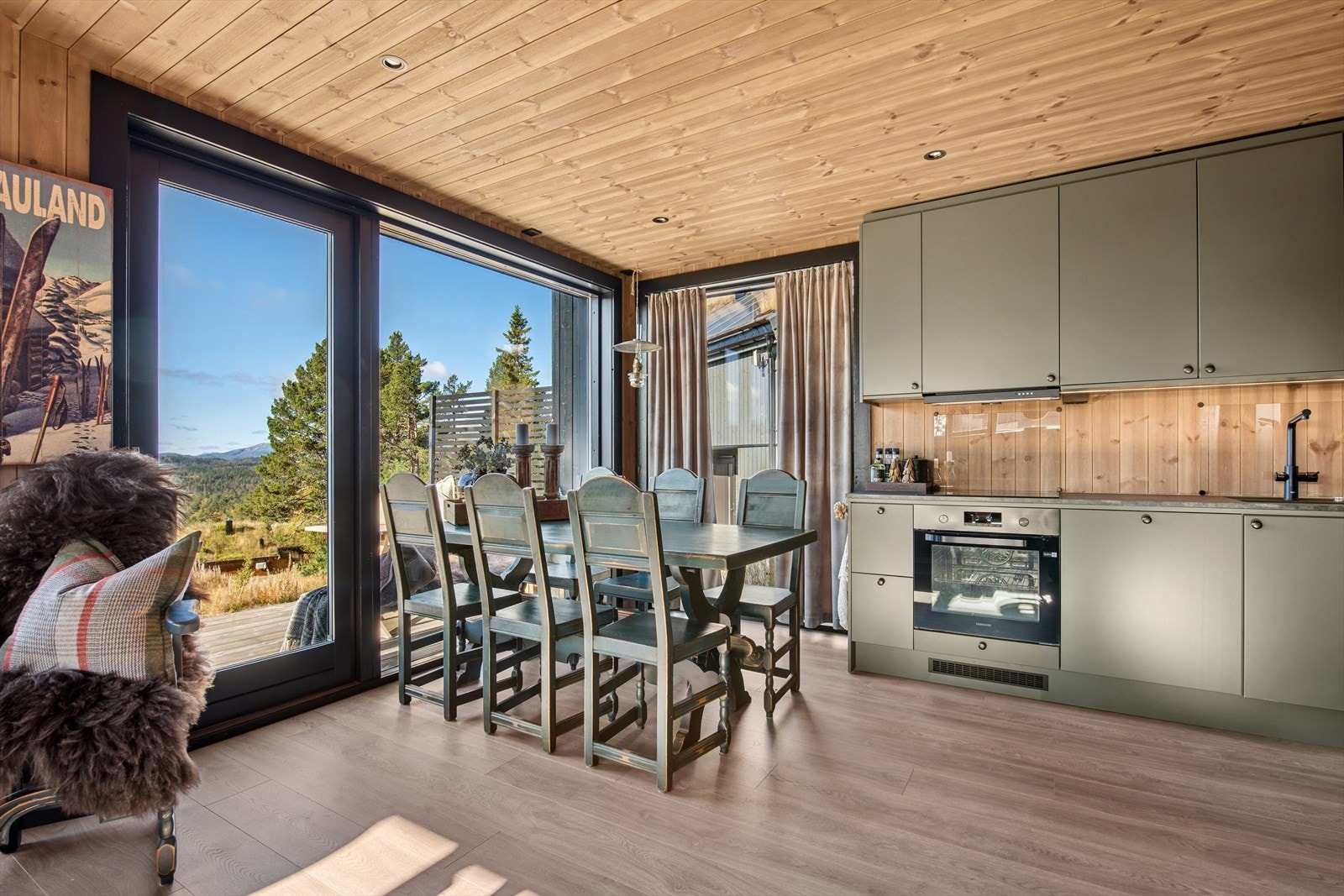 Her er det god plass til en hyggelig spisegruppe, hvor du kan nyte måltidene med flott utsikt over omgivelsene Galleribilde