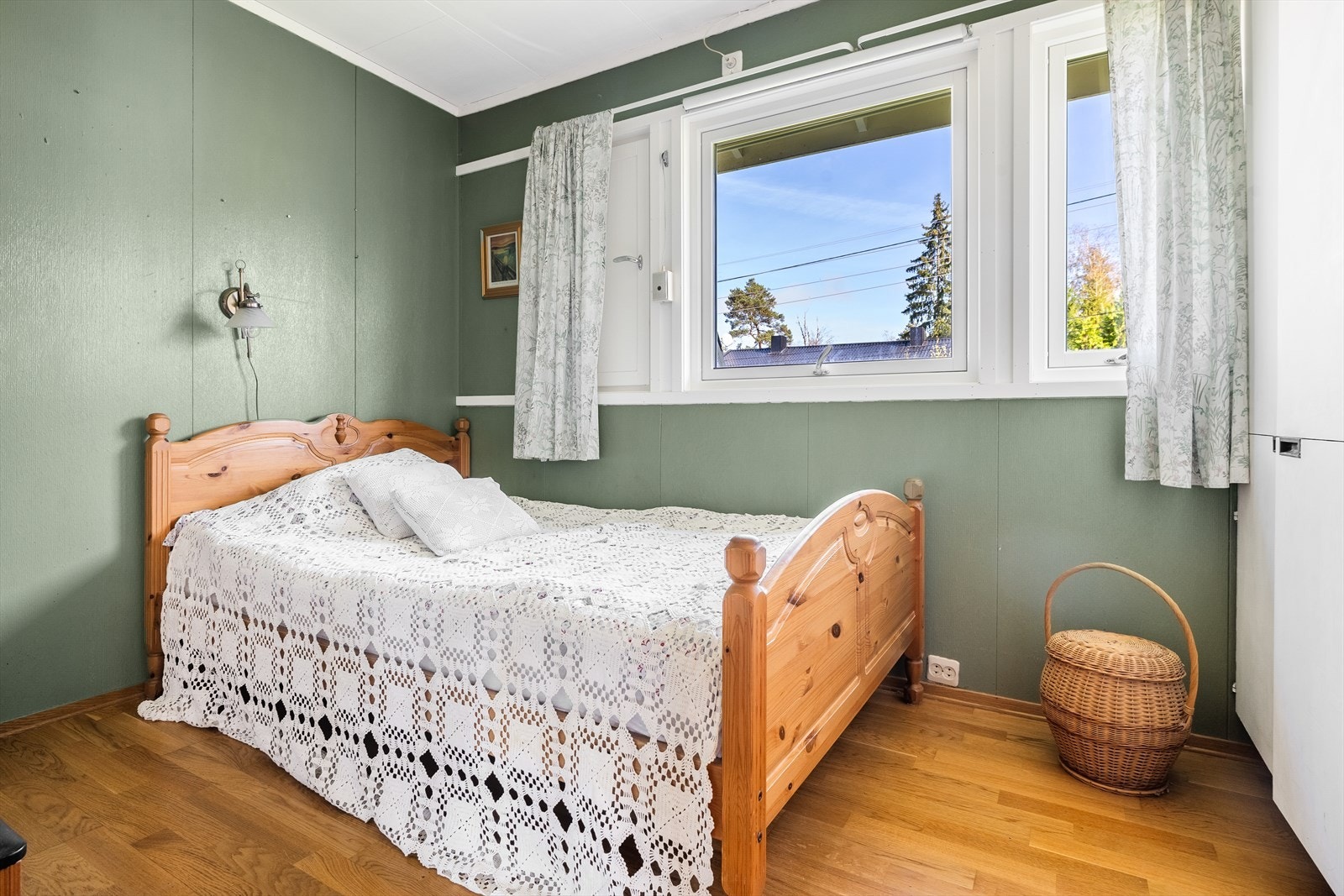 Soverom 2 som kan fint benyttes som soverom/kontor. Galleribilde