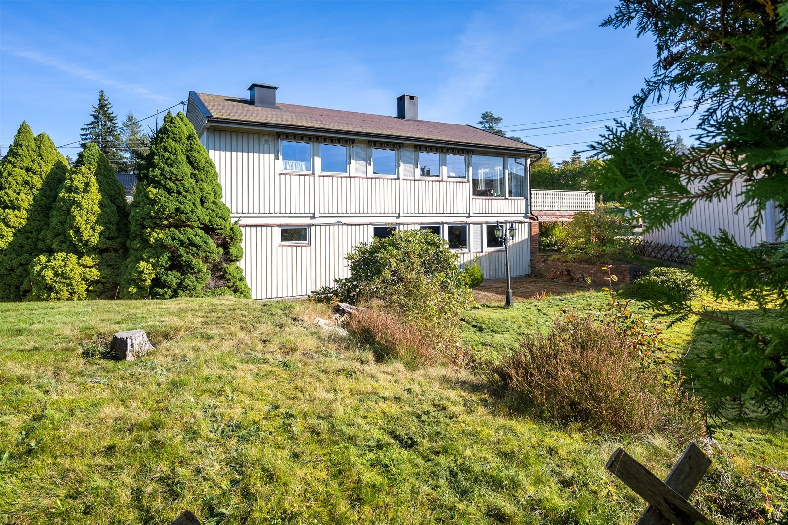 Solrik hage med plass til både lek og avslapping. Galleribilde