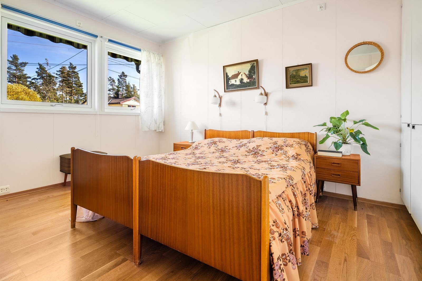 Lys og innbydende hovedsoverom med god plass til garderobeskap Galleribilde