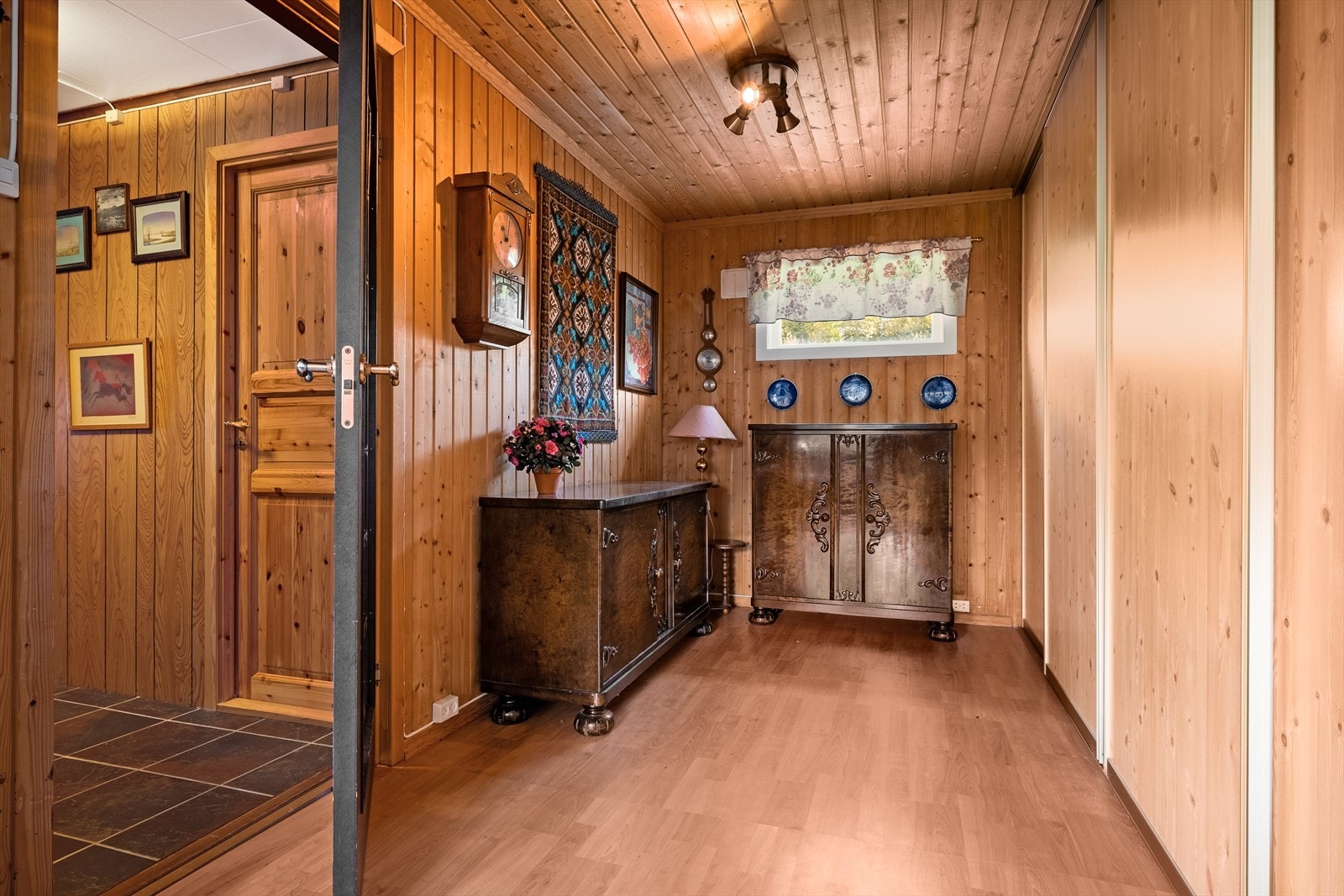 I peisestuen i 1. etasje har du en innebygd garderobe som gir bra med lagringsplass Galleribilde