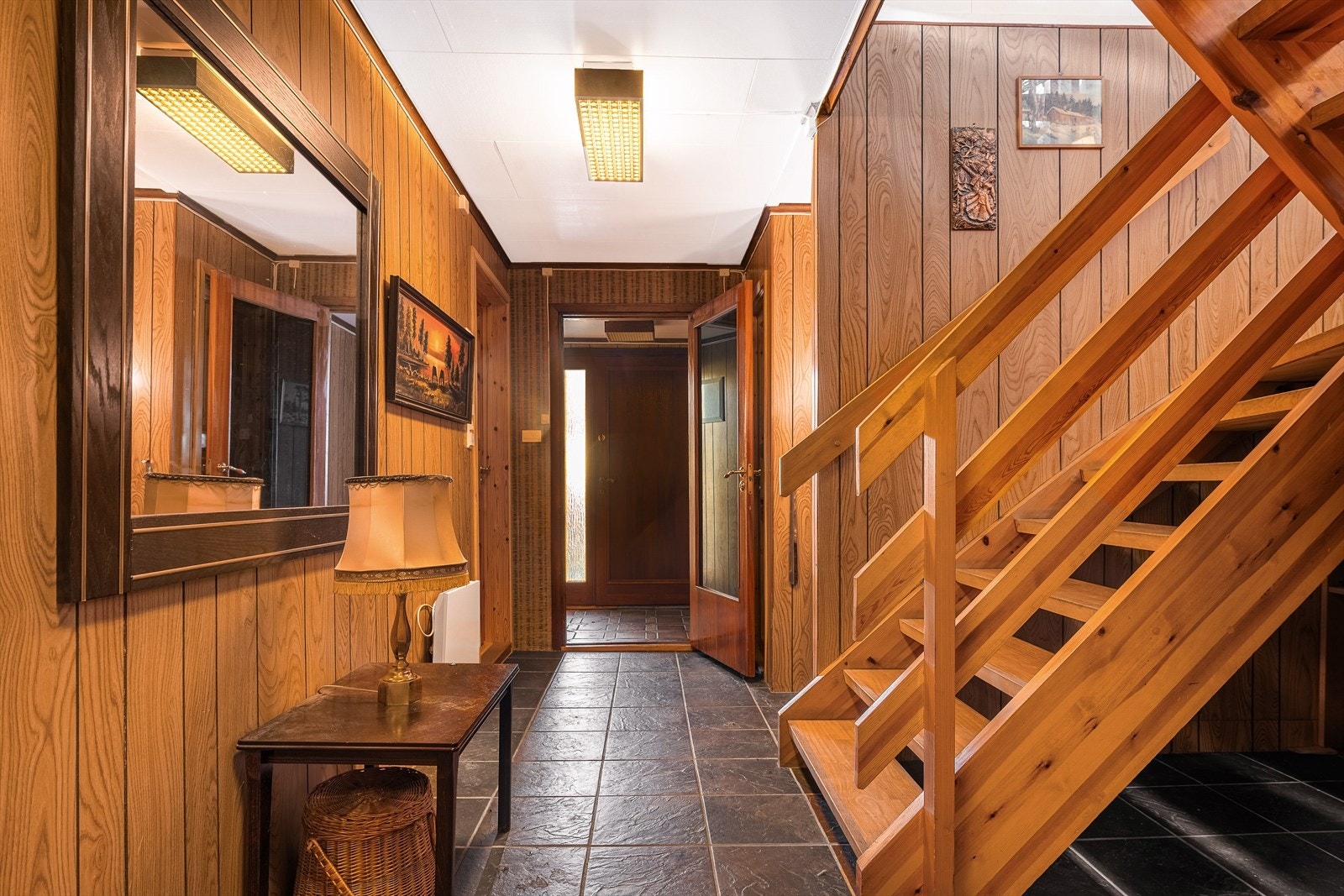 Fra gangen har du trapp som tar deg rett opp til 2. etasje Galleribilde