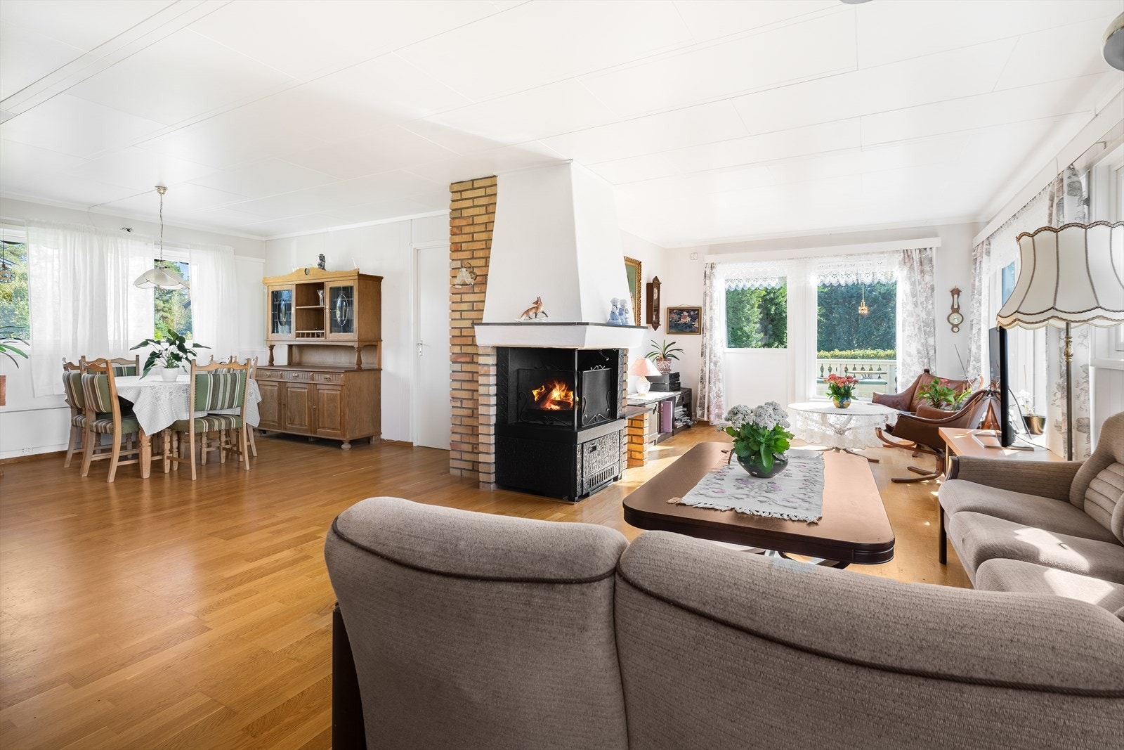 Stuen er i åpen løsning og du får fint plass til både sofastue og spisestue Galleribilde