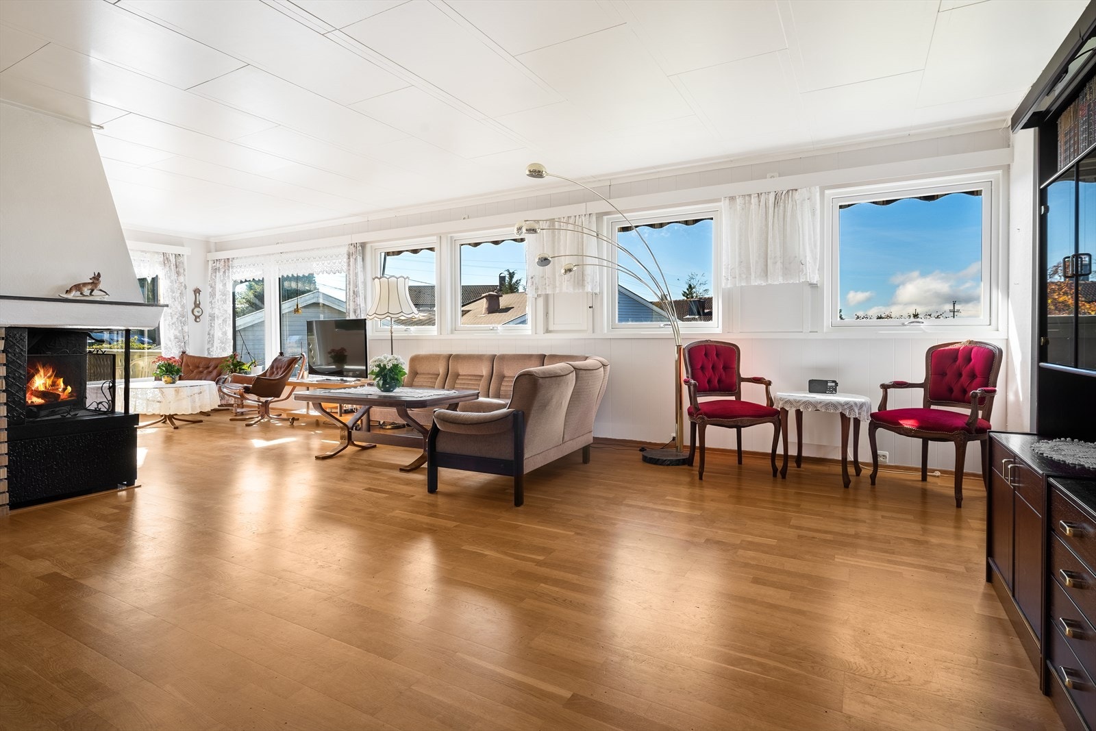 Her får du en lys og romslig stue med store vindusflater. Galleribilde