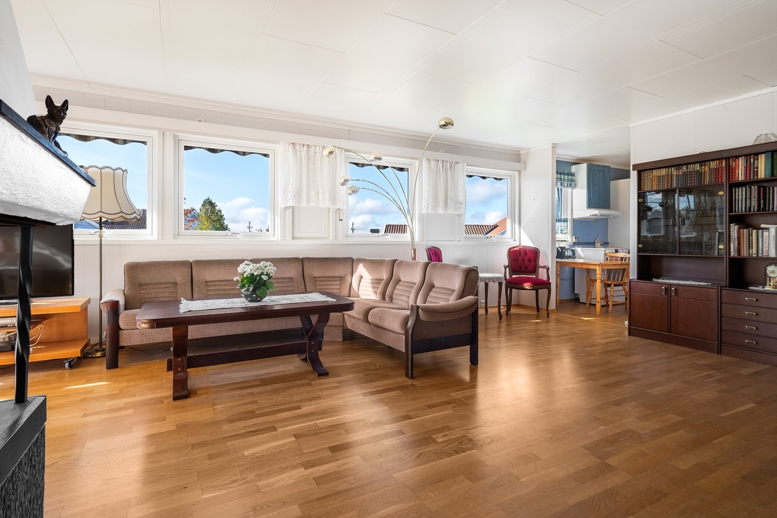 Fra stuen har du lett tilgang til kjøkkenet Galleribilde