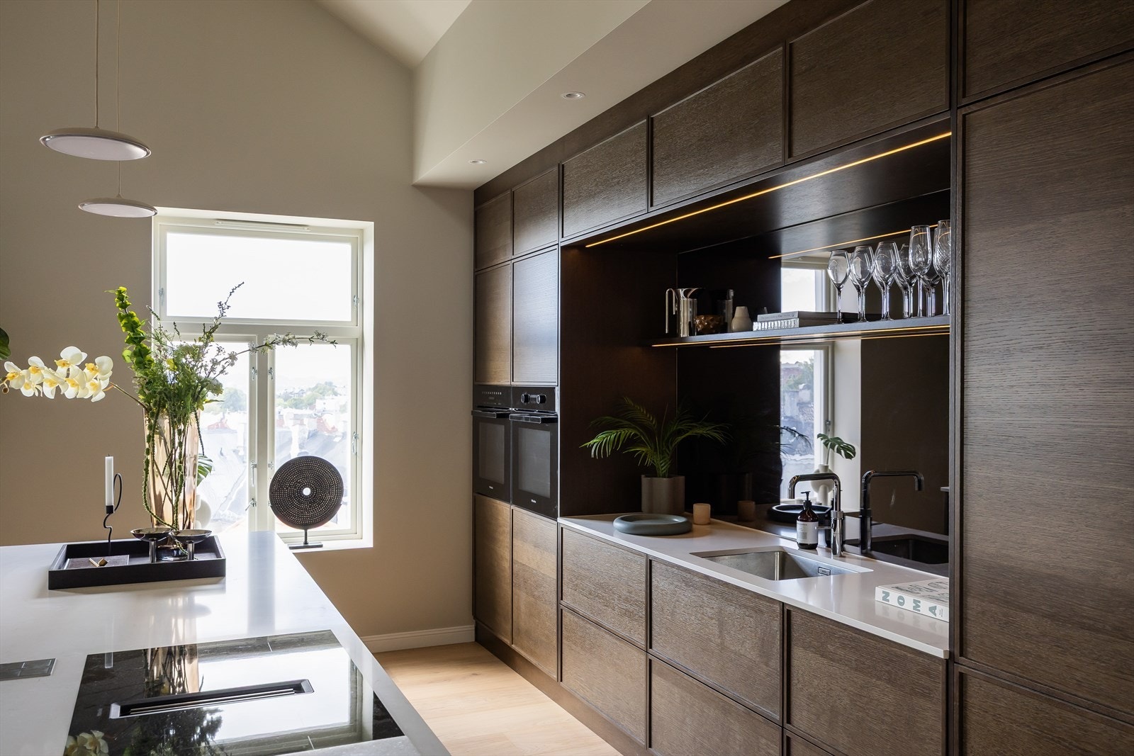 Integrerte hvitevarer som platetopp med integrert ventilator, komfyr, komfyr/dampovn, oppvaskmaskin, kjøleskap, fryseskap. Galleribilde