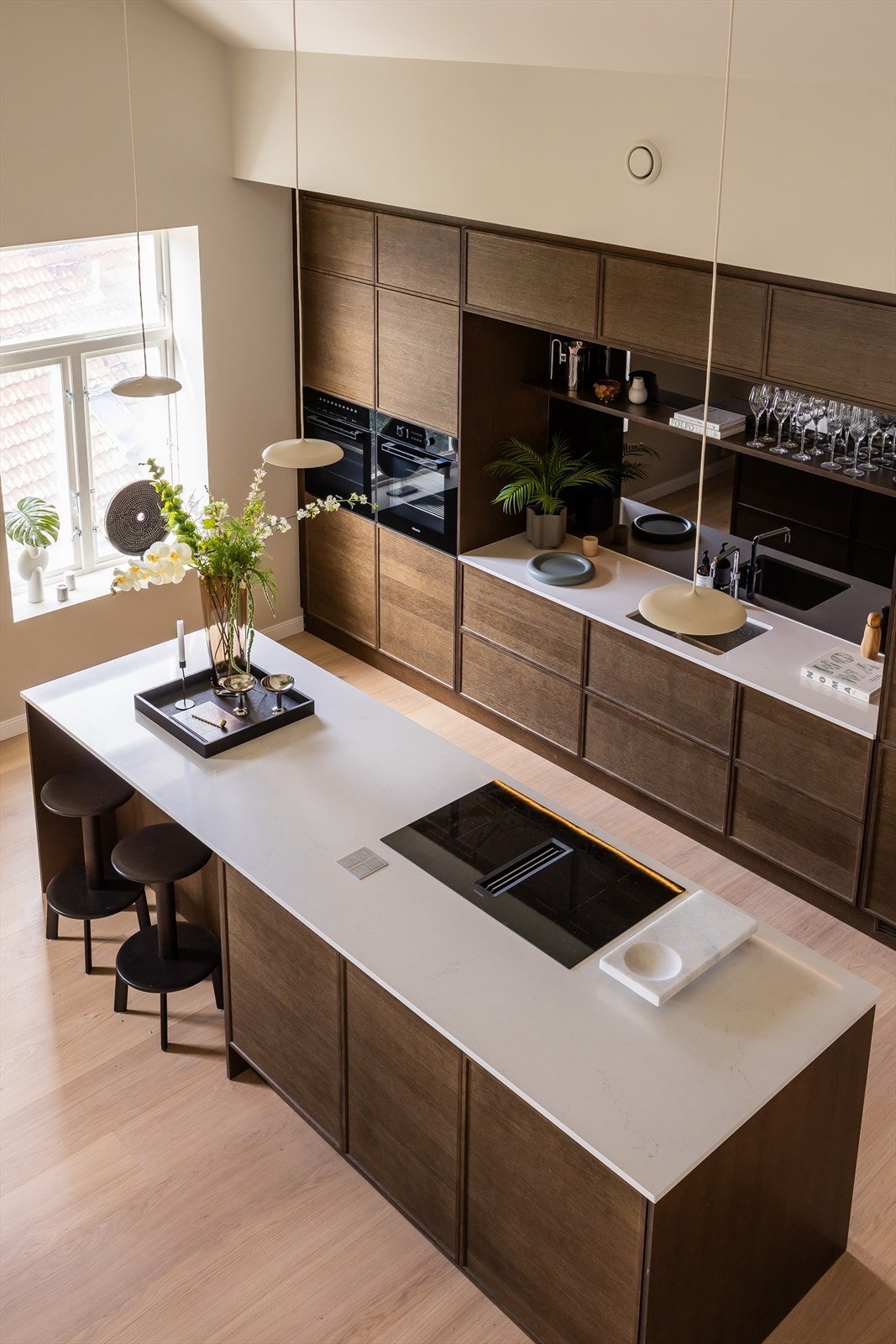 Mekanisk avtrekk fra balansert ventilasjon i vegg bak platetopp. Galleribilde