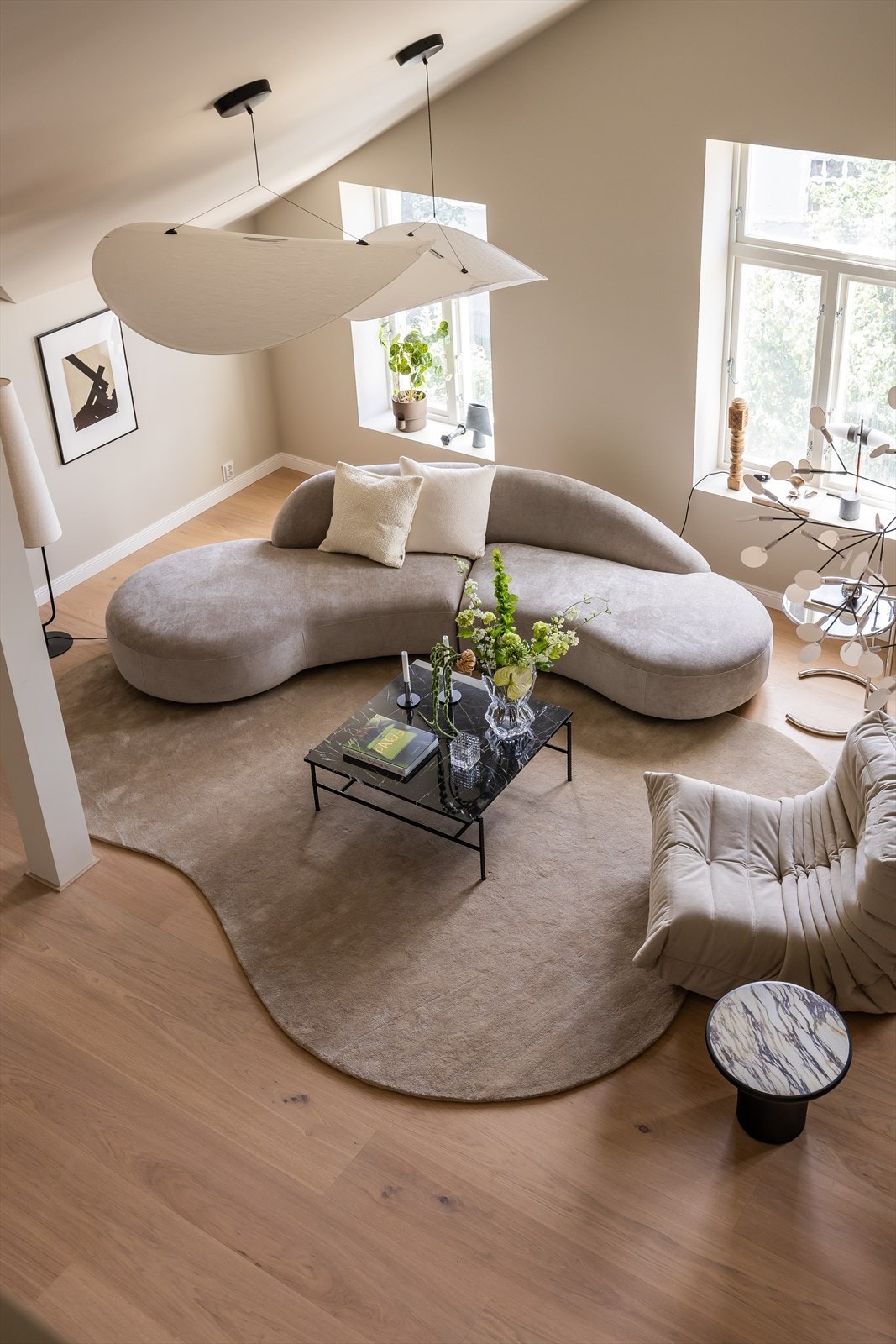 Leiligheten befinner seg i bygget øverste etasje, og går over to plan. Galleribilde