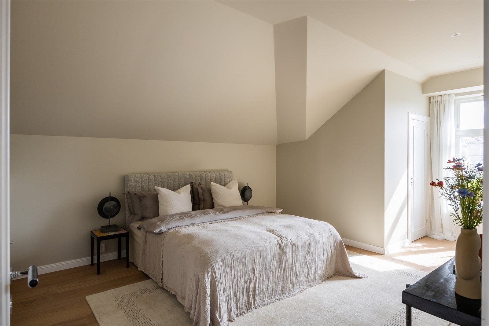 Leilighetens hovedsoverom er av god størrelse med tilhørende en-suite bad og toalettrom. Galleribilde