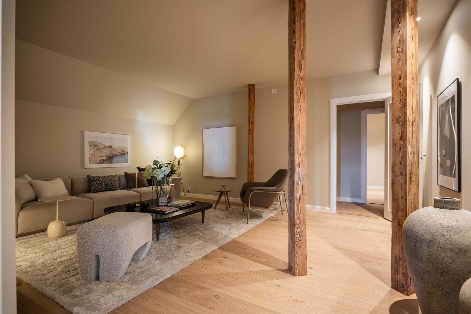 Stor TV stue med flere innredningsmuligheter. Galleribilde