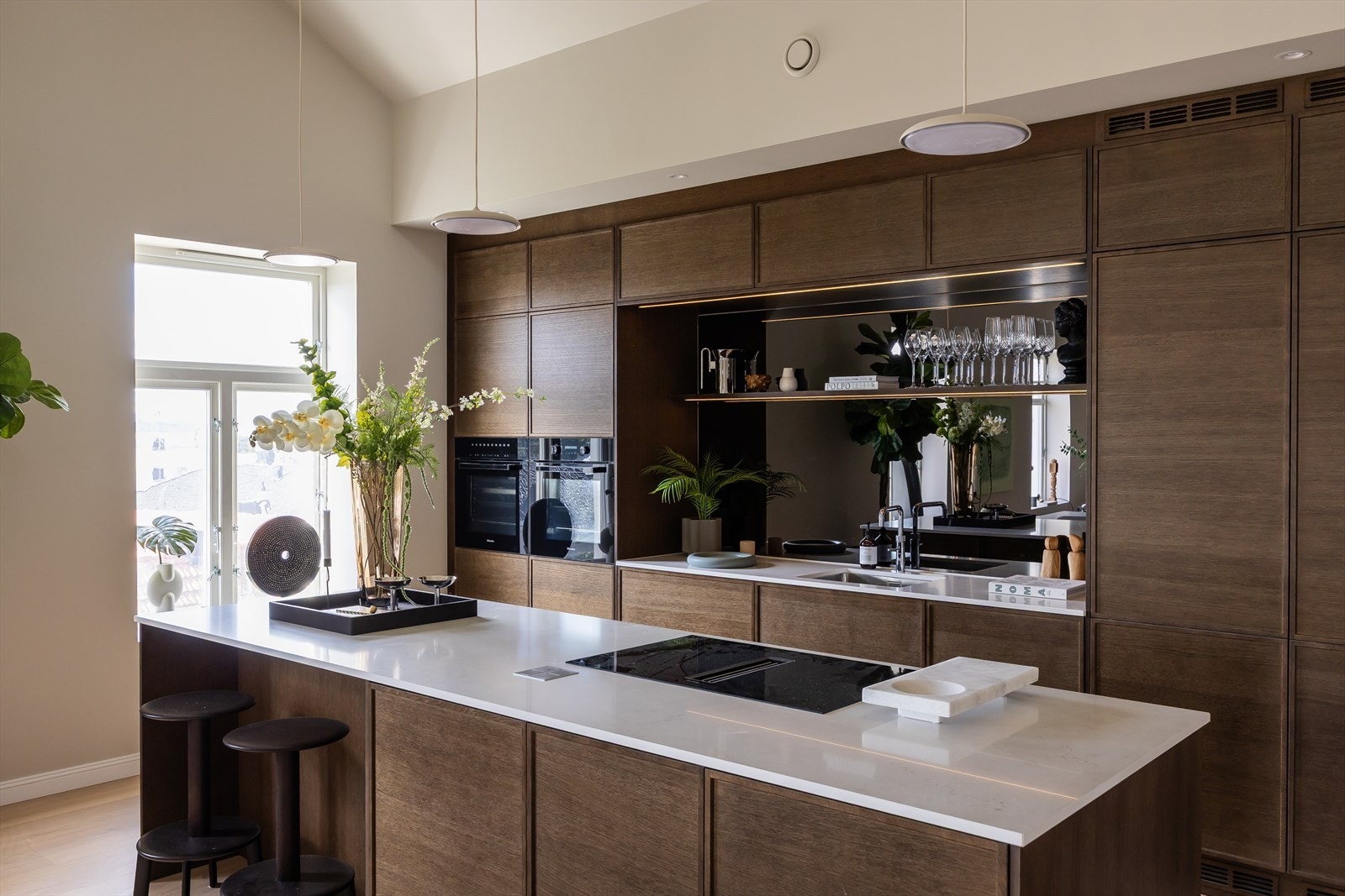 Svært eksklusiv Huseby kjøkkeninnredning fra 2025 med glatte fronter og lekker benkeplate av stein. Galleribilde